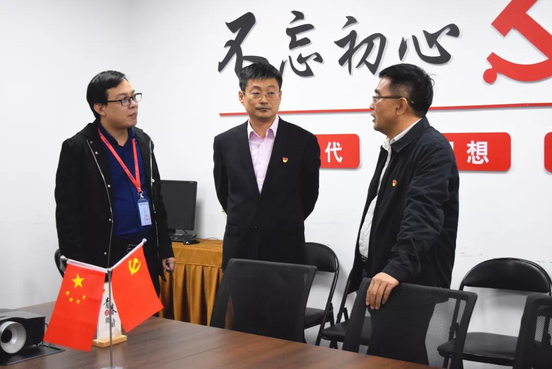 中共安陽市委網(wǎng)信辦主任路玉軍、副主任王曉萌等一行人蒞臨安陽青峰網(wǎng)絡(luò)指導(dǎo)工作